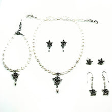 Cargar imagen en el visor de la galería, Pulsera con piedras flor aquilegia
