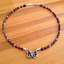 Cargar imagen en el visor de la galería, Collar mariposa metamorcambios con piedras
