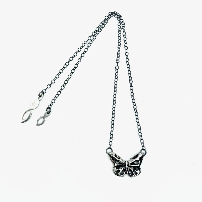 Dije M mariposa metamorcambios con cadena