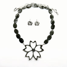 Cargar imagen en el visor de la galería, Collar G con piedras preciosas Sakura
