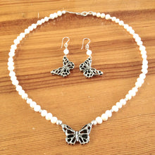 Cargar imagen en el visor de la galería, Collar mariposa metamorcambios con piedras
