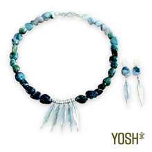 Cargar imagen en el visor de la galería, Collar 5 Plumas
