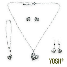 Cargar imagen en el visor de la galería, Broquel Corazón CHIC.ROCK.YOSH
