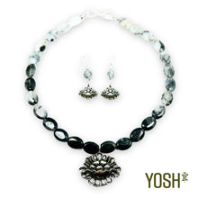 Cargar imagen en el visor de la galería, Collar Peonia con piedras
