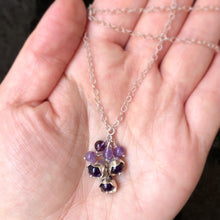 Cargar imagen en el visor de la galería, Dije cadena Jacaranda
