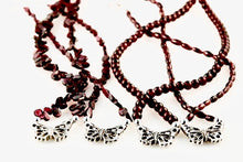 Cargar imagen en el visor de la galería, Collar mariposa metamorcambios con piedras
