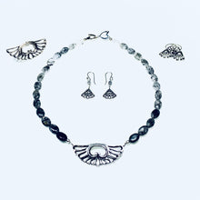 Cargar imagen en el visor de la galería, Collar con piedras diversas Alas Fénix
