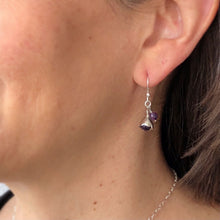 Cargar imagen en el visor de la galería, Aretes con 1 bolita Jacaranda
