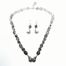 Cargar imagen en el visor de la galería, Collar mariposa metamorcambios con piedras
