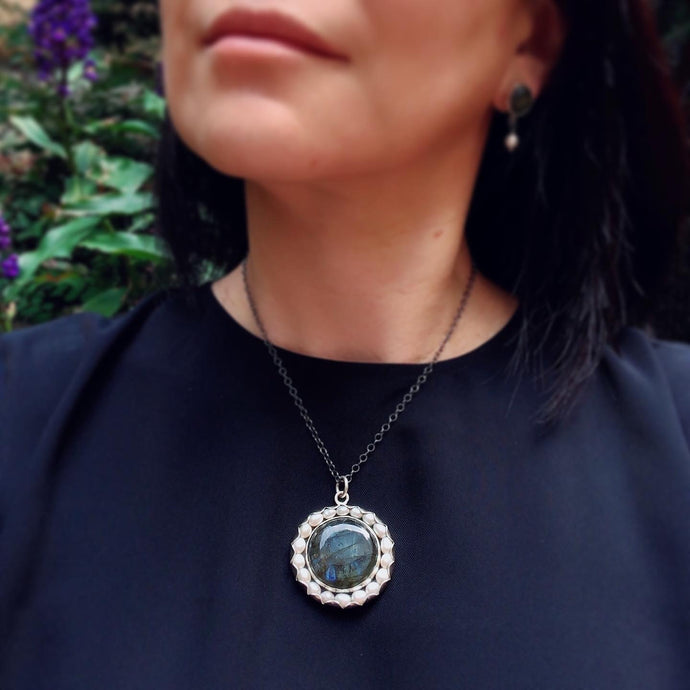 Recuerda los abrazos. Dije y aretes