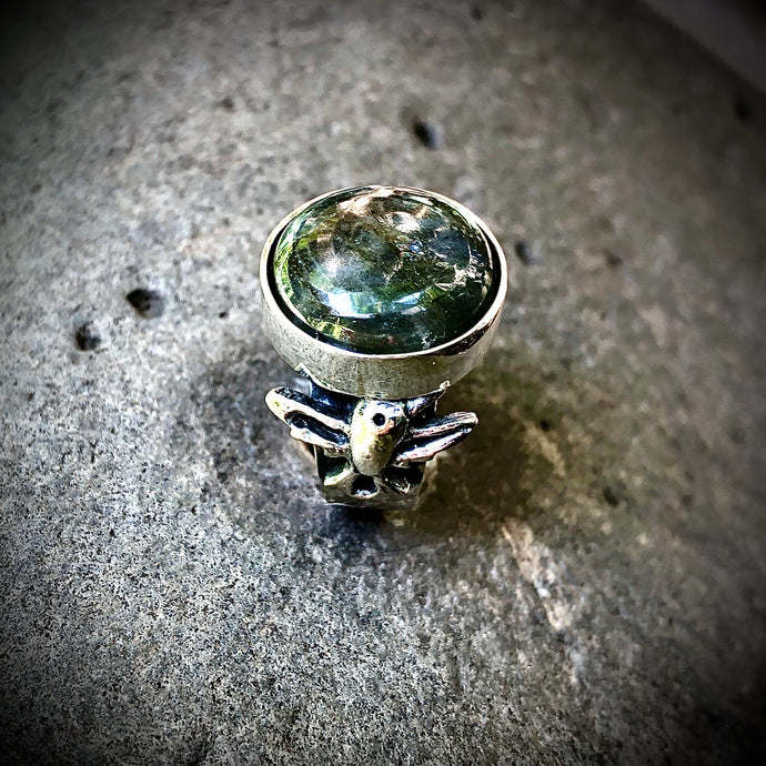 Anillo Colibrí alas abiertas con labradorita diámetro 15mm