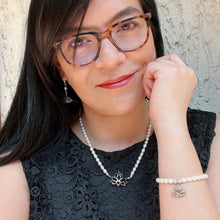 Cargar imagen en el visor de la galería, Pulsera con piedras Loto
